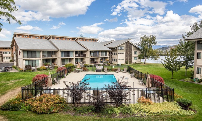 Sandpoint Condo | Waterfront condo w/complimentary boat slip, shared pool, & sports courts