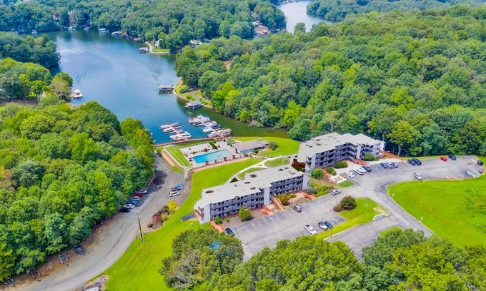 North Shore Condo | Waterfront condo with lake-view deck, tennis court & pool - dog-friendly