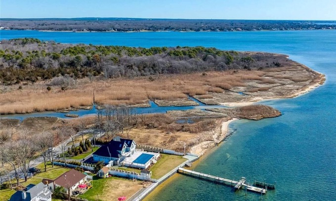 East Moriches Cottage | Waterfront Cottage across from Cupsogue Beach