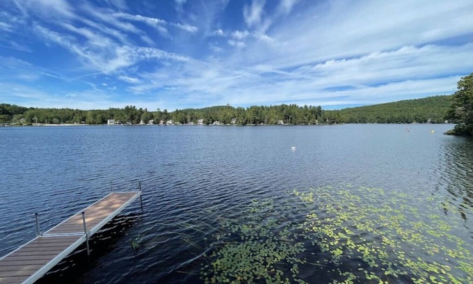 Mount Sunapee House | Waterfront Cottage and Ski Getaway