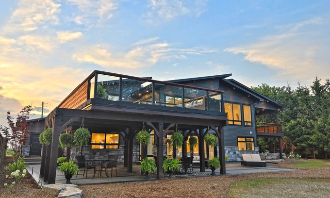 Dunnville Cottage | Waterfront Cottage near Niagara Wine Region - Pool, Hot Tub, Fire Pit