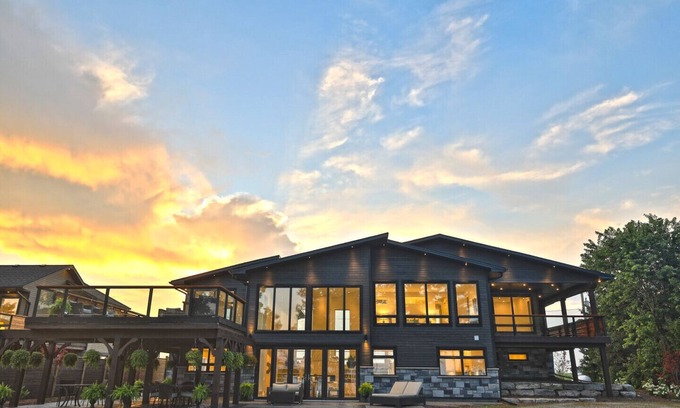 Dunnville House | Waterfront Cottage on Lake Erie near Niagara Wine Region