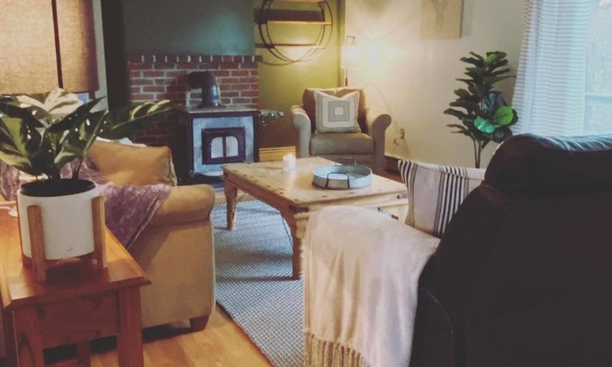 Conway House | Waterfront Cottage on the Saco River and 10 minutes to skiing!