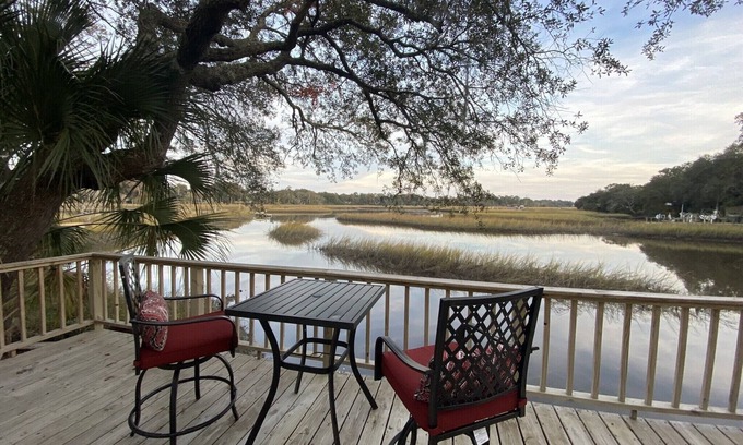 Girvin House | Waterfront Cottage * Deep Water Dock * Fishing * Spectacular Sunrises