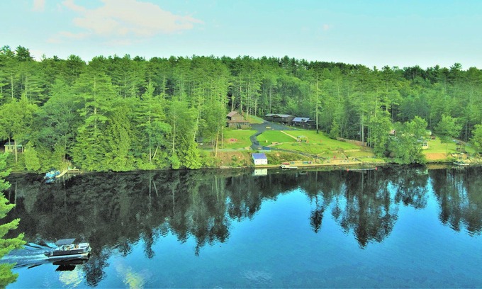 Lake Luzerne House | Waterfront cottages near lake george and saratoga springs