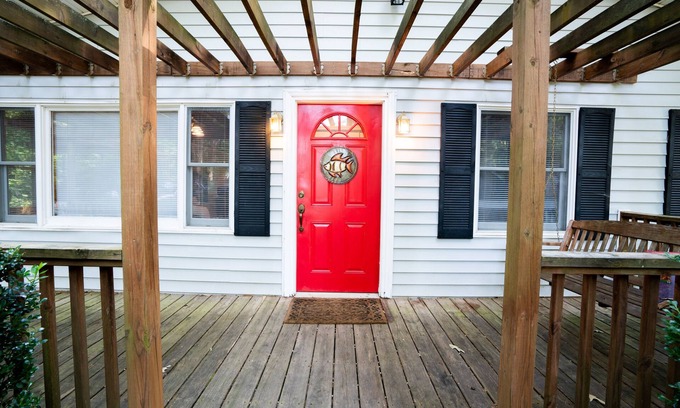 Townville House | Waterfront cottage with dock on Lake Hartwell