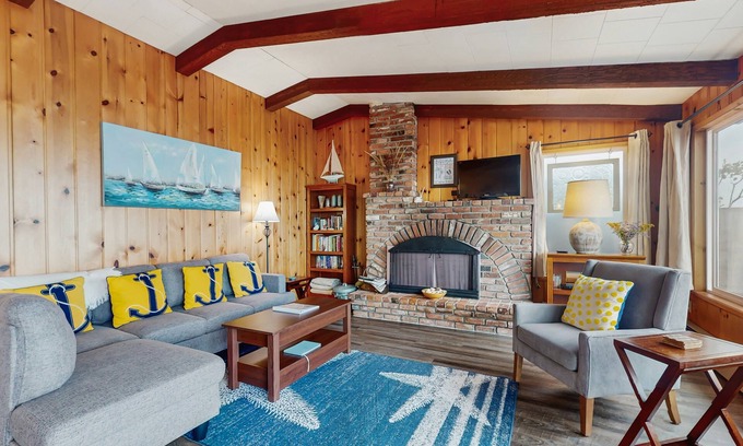 Birch Bay Cottage | Waterfront cottage with bay views, patio, grill & washer/dryer
