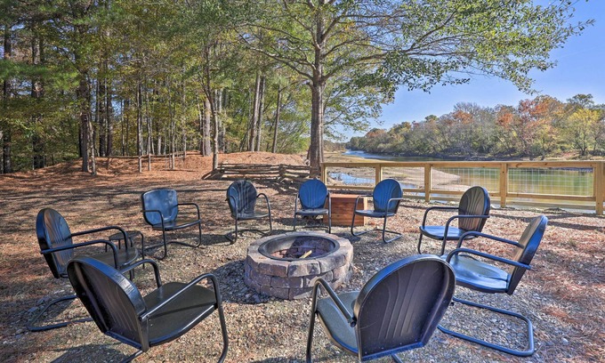 Arkadelphia House | Waterfront Deck: Home on Ouachita River!