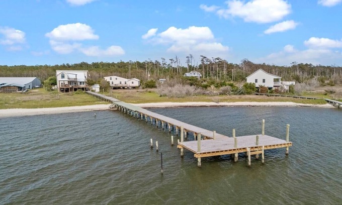 Sealevel House | Waterfront+Dock+Kayaks+PingPong