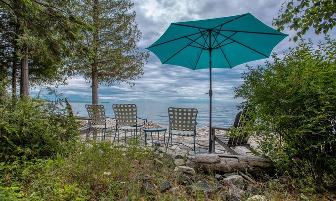Idlewild Cottage | Waterfront, Dog Friendly home near Sherwood Point Lighthouse