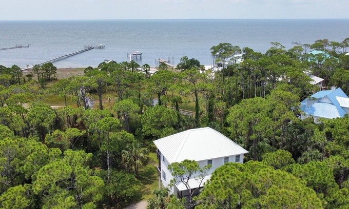 Plantation Cottage | Waterfront! Easy Beach Access - 2 FREE BIKE RENTALS INCLUDED WITH YOUR STAY!