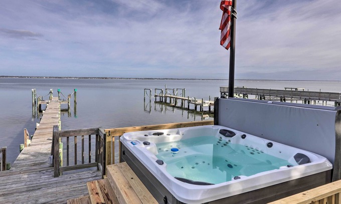 Emerald Isle Cottage | Waterfront Emerald Isle Home w/Dock Access!