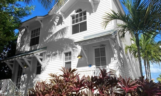 Islamorada Villa | Waterfront Escape: Bayfront Accommodation w/Kitchen, Onsite Pool, Free Parking