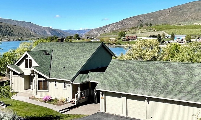 Orondo House | Waterfront Escape: Pet-Friendly, Hot Tub, Family Reunions, 10 Mins to Chelan Fun