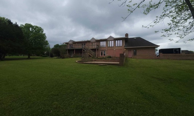 Olive Branch House | Waterfront Estate –Spacious 10-Sleeping Area Retreat on Private Lake
