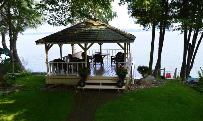 Picton Cottage | Waterfront Executive Retreat with a Hot Tub
