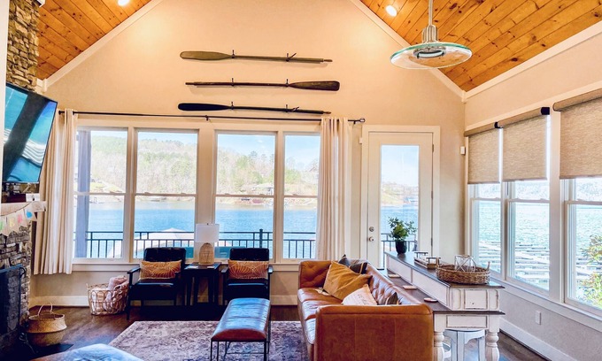 Cullman House | Waterfront family home on Smith Lake