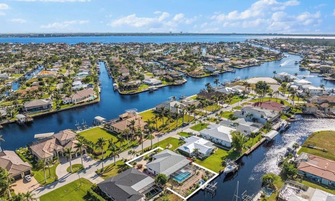 Caloosahatchee House | Waterfront Fun with Heated Pool, Dock & Outdoor Kitchen - Villa Sunshine - Roelens