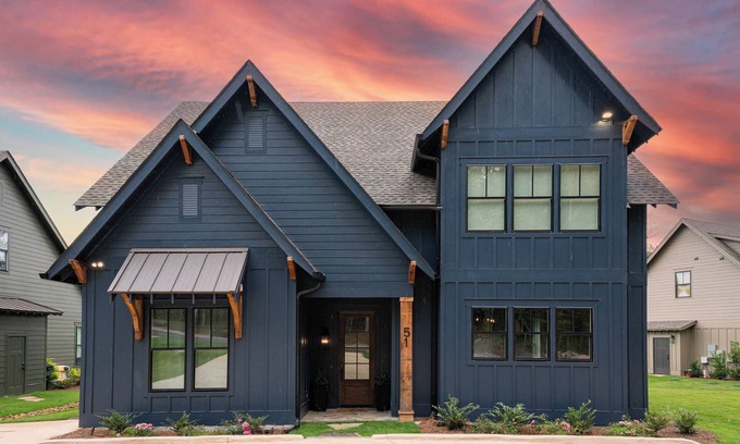 Dadeville House | Waterfront, Gameday Ready, Kayak, Dock, EV Charger - 4 Bed/3 Bath