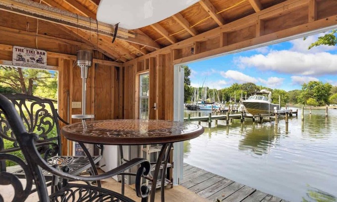 Mayo House | Waterfront Getaway, Dock Your Boat & Play!