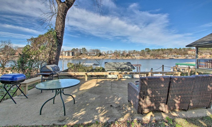 Lake Hamilton Cottage | Waterfront Getaway w/Dock on Lake Hamilton!