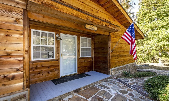 Higden House | Waterfront Greers Ferry Lake Home w/Swimming Beach
