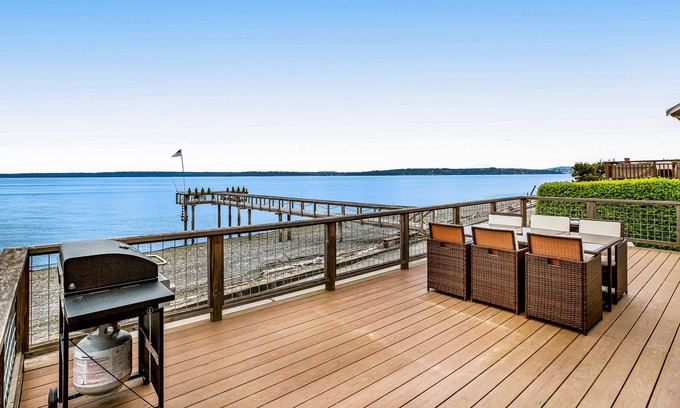 Rollingbay House | Waterfront home on Puget Sound with Mt. Rainier/Mt. Baker view & beach access