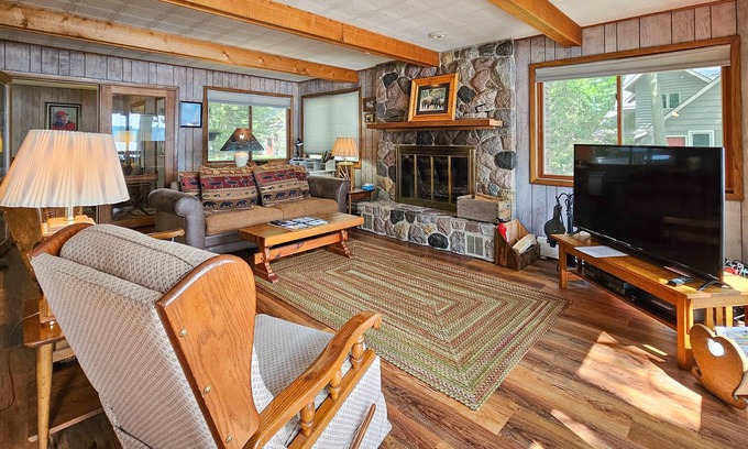 Boulder Junction Cabin | Waterfront home between 2 lakes w/heated porch, dock & kayaks