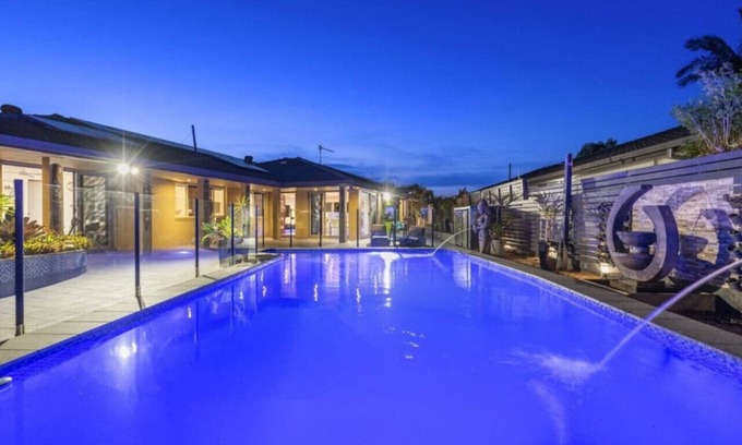 Bundall House | Waterfront home close to Surfers Paradise