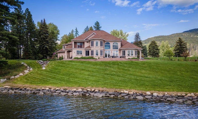 Comeback Bay House | Waterfront Home on Comeback Bay | Ideal for Family Reunions