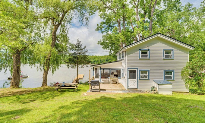 Town of Putnam Cottage | Waterfront Home on Lake Champlain w/Dock & Kayaks