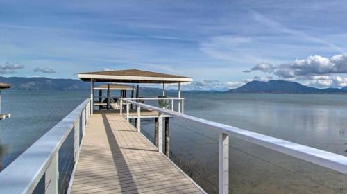 Lakeport House | Waterfront Home - Private dock Pickleball BBQ home