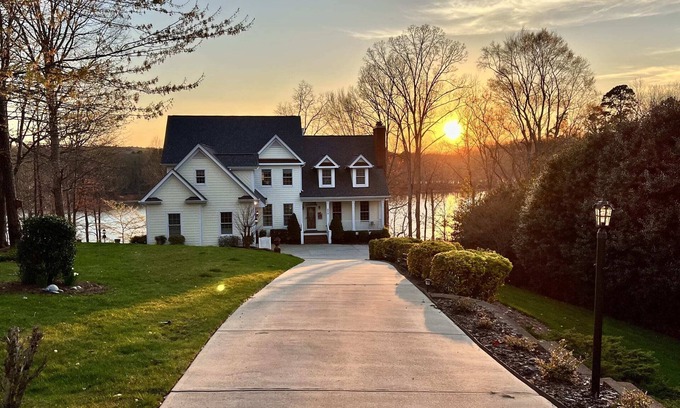 Barium Springs House | Waterfront home sauna, hot tub, BOAT available