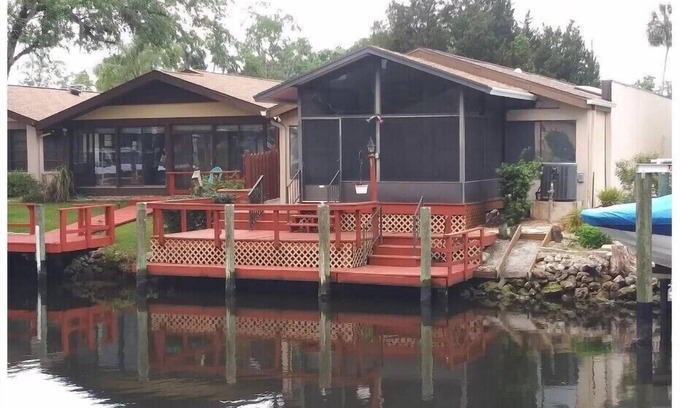 Riverhaven Village House | Waterfront home