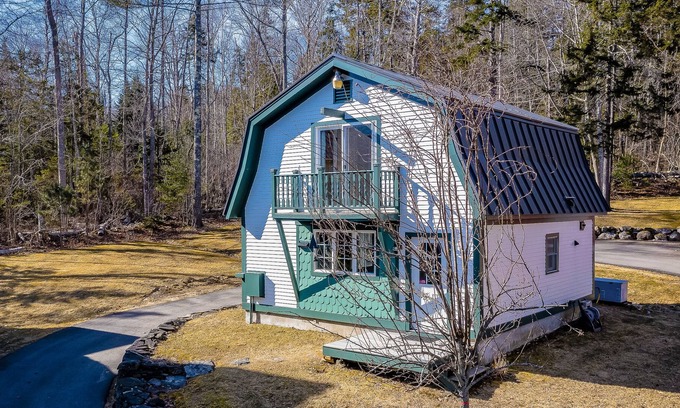 Northport Cottage | Waterfront home with beautiful bay views - dog-friendly, snowbird-friendly