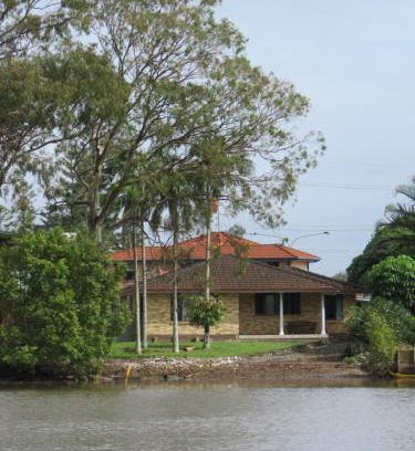 Currumbin Waters House | Waterfront house in Currumbin