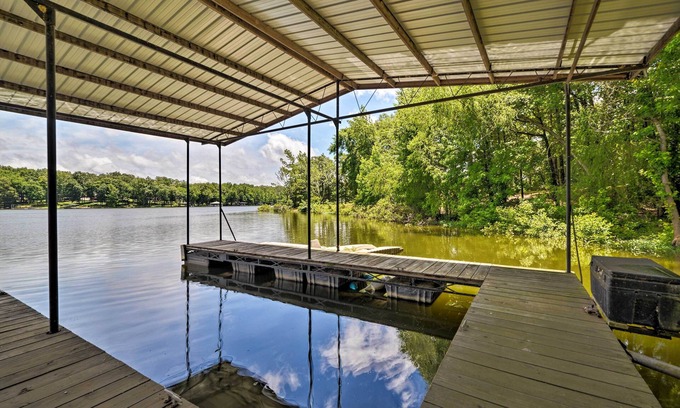 Cadiz House | Waterfront Lake Barkley Home w/Deck & Fire Pit!