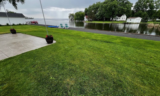 Oshkosh House | Waterfront Lake House, Kayaks and Large Yard