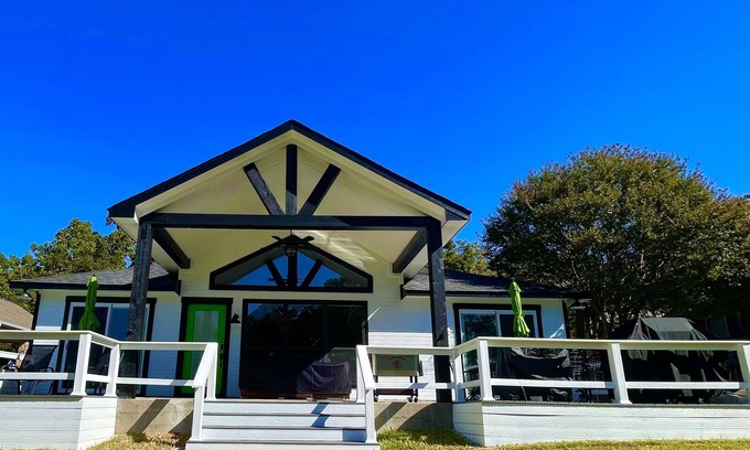 Enchanted Oaks House | Waterfront Lake Therapy