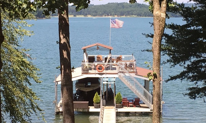 Cumming House | Waterfront Lakehouse 4bd,3.5ba,Deep Water Double Deck Dock, Lrg 6 person Jacuzzi