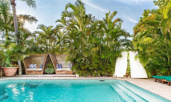 Hendricks and Venice Isles Cottage | Waterfront Las Olas Cottage with Private Dock & Pool