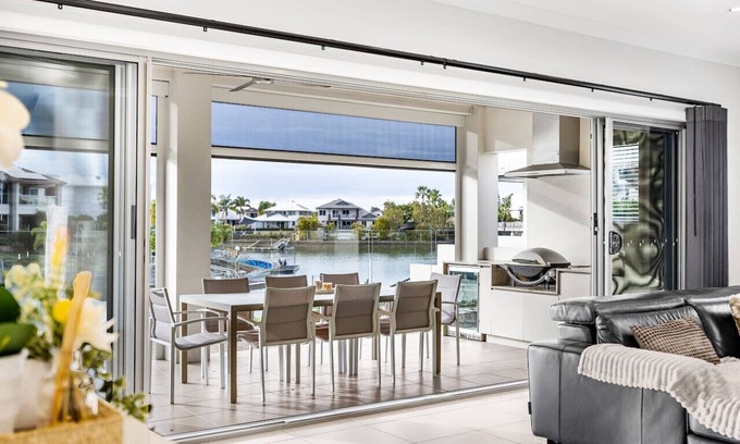 Helensvale House | Waterfront Lifestyle Holiday5B House nearThemePark
