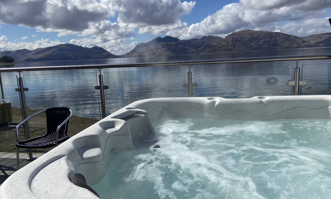 Kentallen Ski Chalet | Waterfront Lodge 1 with Hot Tub