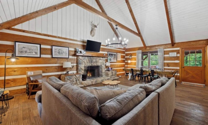 Fishers Hill House | Waterfront Log Home Hot Tub Flat yard w/Volleyball Fire Pit & Tubes for Floating