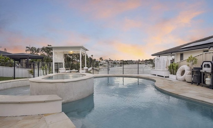 Mermaid Waters House | Waterfront Luxury 5Brs house with 3 pools near Surf Paradise/heated water
