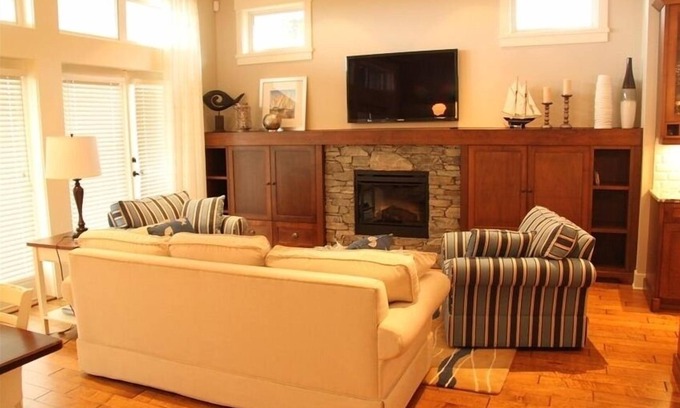 Regional District of Nanaimo House | Waterfront Luxurious Beach Home with Shared Pool