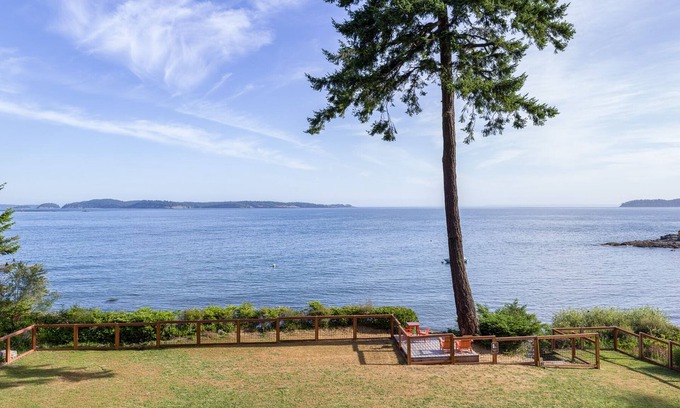 Eastsound Cottage | Waterfront Luxury, Hot Tub,Fast Internet, Mooring
