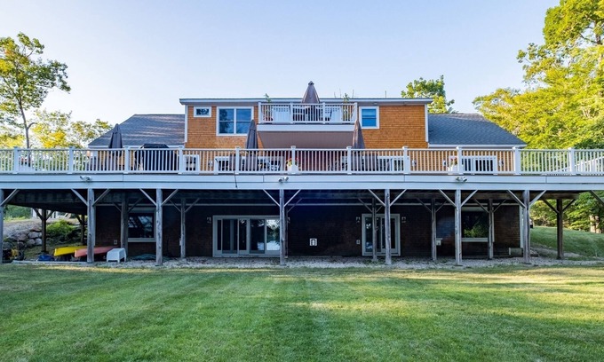Harrison House | WATERFRONT ON LONG LAKE
