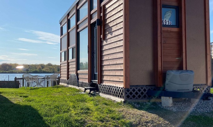 Snug Harbor House | Waterfront on Potter Salt Pond steps from East Matunuck State Beach!