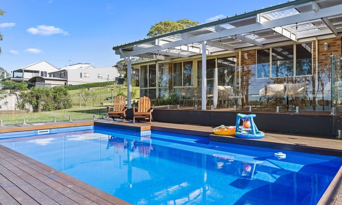 Brightwaters House | Waterfront Paradise Lodge Brightwaters